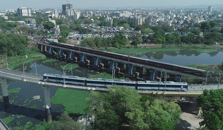 पिंपरी चिंचवड महानगरपालिका (PCMC) स्टेशन ते फुगेवाडी स्टेशन आणि वनाज स्टेशन ते गरवारे कॉलेज स्टेशन पर्यंत 12 किमीचा मार्ग 2022 मध्ये प्रवाशांसाठी खुला करण्यात आला.