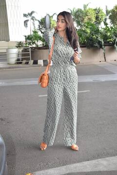 క్యాజువల్ అవుట్‌పుట్‌లో మెరిసిపోతున్న పూజ - ఫొటోలకు స్టైలిష్ ఫోజులు!