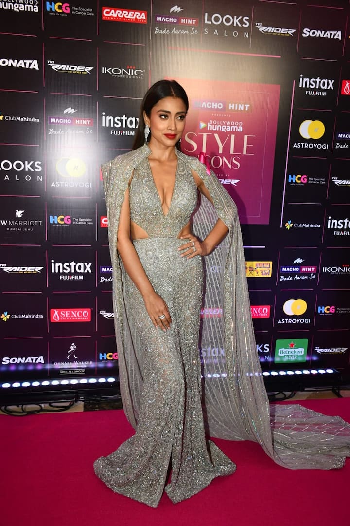 గ్రే కలర్ అవుట్ ఫిట్‌లో శ్రియ అదిరిపోయే లుక్‌లో కనిపించింది.