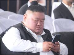 'बंद आंखों' से ट्वीट करते दिखे तेमजेन इम्ना अलॉन्ग, सोशल मीडिया पर फोटो हुई वायरल