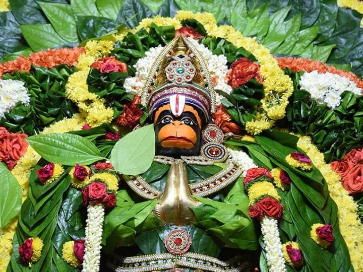 शत्रु बाधा से परेशान हैं, कार्य में विरोधी अड़चने डाल रहा है तो हनुमान जयंती के दिन बजरंगबली को सिंदरी रंग का लंगोट और पान का पीड़ा चढ़ाएं. फिर कच्ची धानी के तेल के दीपक में लौंग डालकर हनुमान जी की आरती करें. कहते हैं इससे हर तरह का संकट दूर होता है.