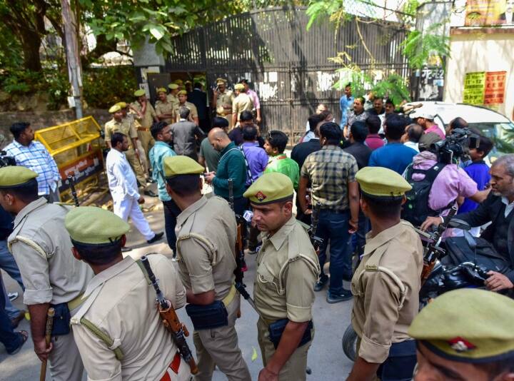 इस दौरान वकीलों के अंदर अतीक अहमद को लेकर काफी गुस्सा देखने को मिला. अदालत की लॉबी के अंदर वकील अतीक के खिलाफ नारेबाजी करते और अतीक के साथ धक्का-मुक्की करते दिखे. इस दौरान वकील फांसी की सजा देने की मांग कर रहे थे