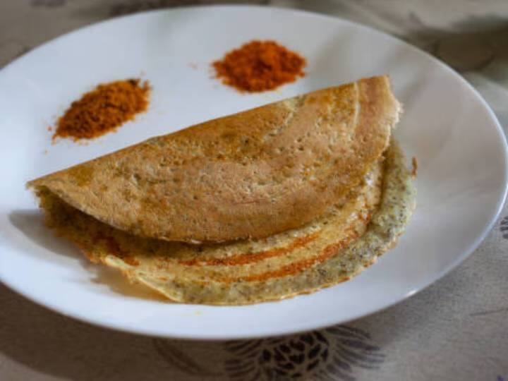 मध्यम आँच पर एक तवा गरम करें। अब एक नॉन-स्टिक तवे पर तेल की कुछ बूंदें डालें और उसमें 2 टेबल-स्पून पानी डालें। मलमल के कपड़े से इसे धीरे से पोंछ लें। 2 कडछी भर घोल तवे पर डालें और एक पतली परत बनाने के लिए गोलाकार गति में फैलाएं।दोनों तरफ से सुनहरा और कुरकुरा होने पर साबूदाना डोसा परोसने के लिए तैयार है.