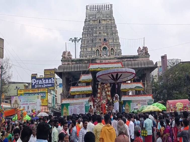 Kanchipuram 3rd day of Ekambaranatha Temple Panguni Uthra Thirukalyana Utsavam, Ekambaranatha got up in Buddha vehicle and gave a spectacle to the devotees TNN காஞ்சிபுரம் : பங்குனி உத்திரம் , மகிழ்ச்சி வெள்ளத்தில் பக்த கோடிகள்..!