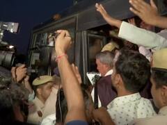 राहुल गांधी की अयोग्यता के खिलाफ कांग्रेस के मशाल जुलूस को पुलिस ने रोका, कई कार्यकर्ता हिरासत में लिए गए