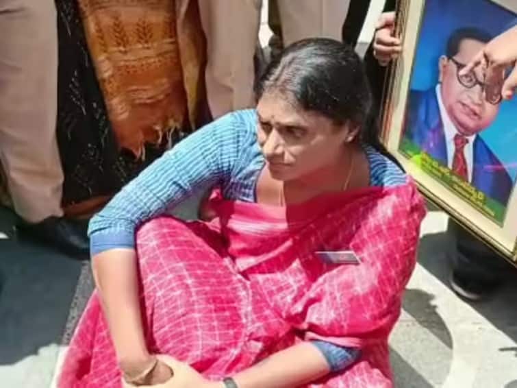 Hyderabad Police Stop YSR Telangana Party Chief Sharmila From Visiting Osmania Hospital 'Telangana Reeling Under Tyranny Of KCR': YS Sharmila On Being Stopped From Visiting Osmania Hospital