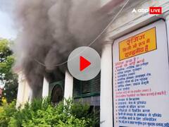 पटना कॉलेज में लगी भीषण आग, लाइब्रेरी की किताबें जलीं, मौके पर पहुंचीं दमकल की 4 गाड़ियां