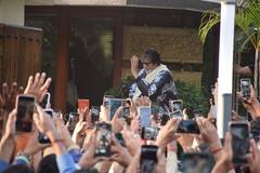 చేతికి కట్టుతో ఫ్యాన్స్‌ను కలిసిన అమితాబ్ - మళ్లీ సెట్స్ మీదకు ఎప్పుడు వస్తారో?