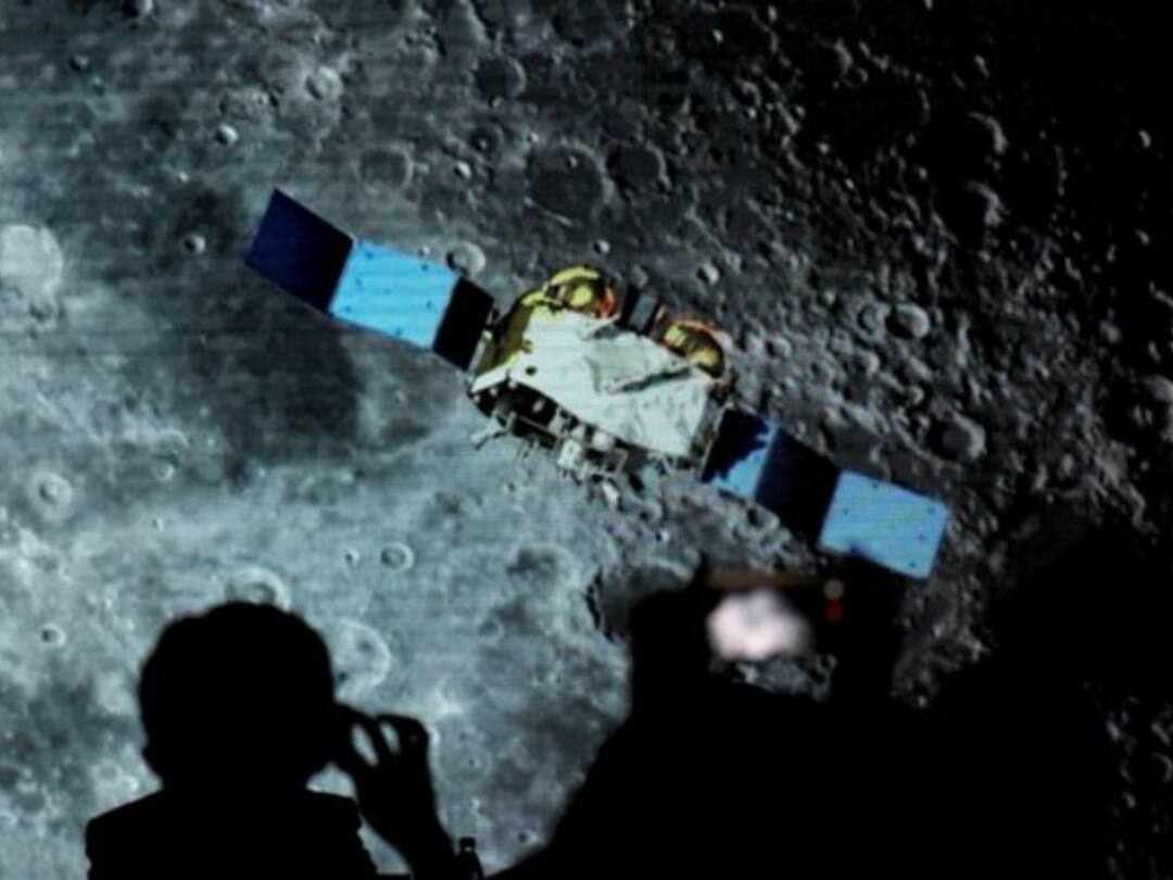 lunar samples show Water trapped in glass beads on moon’s surface చంద్రుడిపై గాజు గోళాల్లో నీరు - ప‌రిశోధ‌న‌ల్లో వెల్ల‌డి