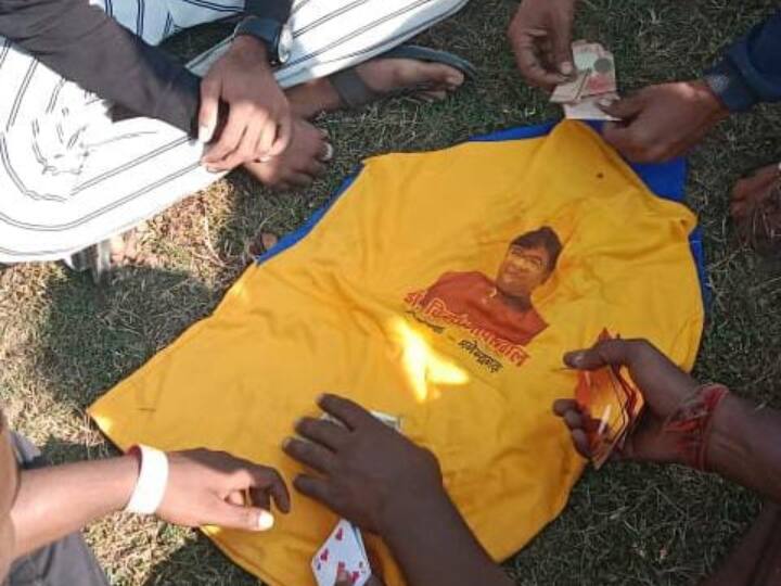Chhattisgarh MLA Vinay Jaiswal photo on T-Shirt gambling picture got viral ANN Chhattisgarh: विधायक की फोटो वाली टी-शर्ट पर सजा था जुए का फड़, अब तस्वीर हो रही वायरल