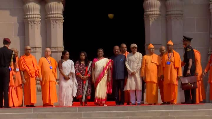 President Droupadi Murmu in Belur Math: প্রথমবার রাজ্যে এসে, সকালে বেলুড় মঠ পরিদর্শনে যান রাষ্ট্রপতি দ্রৌপদী মুর্মু। সঙ্গে ছিলেন রাজ্যপাল সি ভি আনন্দ বোস।