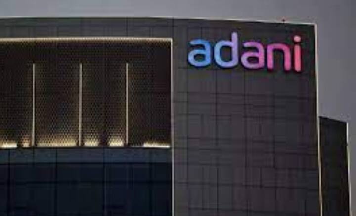 সূত্রের খবর, আদানি এন্টারপ্রাইজে ছ’মাস হল বিনিয়োগ করছে EPFO.  তাই সেখানে বিপদের ঝুঁকি তুলনামূলক কম। কিন্তু বছরের পর বছর আদানি পোর্টে যে বিনিয়োগ হয়ে আসছে, তা নিয়ে আশঙ্কা দেখা গিয়েছে। সরকারি আধিকারিকদের মতে, আদানি পোর্টে বিনিয়োগে ২০১৬ সালে টাকা হারানোর ঝুঁকি ছিল ১০ শতাংশ। ২০১৭-র মে মাসে তা বেড়ে ১৫ শতাংশ হয়। হিন্ডেনবার্গ রিপোর্টের পর বর্তমানে যা পরিস্থিতি, তাতে সিঁদুরে মেঘ দেখছেন অনেকেই। শেয়ার বাজারে যে হারে আদানির স্টকের দাম পড়ছে, তাতে আগামী দিনে প্রভিডেন্ট ফান্ডে সুদের হারে আরও প্রভাব পড়বে বলে আশঙ্কা বিশেষজ্ঞরা।