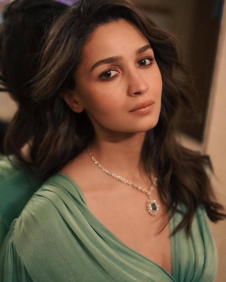 कुछ वक्त पहले आलिया भट्ट ने अपने स्कूल से जुड़ा एक दिलचस्प किस्सा शेयर किया था. एक्ट्रेस ने बताया था कि, उन्होंने स्कूल में बहुत मस्ती की है. वो बहुत शरारती भी थीं इसलिए टीचर उन्हें सजा भी देते थे.
