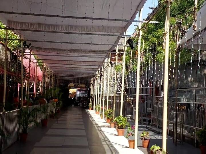 वाढते तापमान लक्षात घेऊन साईबाबा संस्थानने ठिकठिकाणी साईभक्तांच्या सुविधेसाठी मांडव उभारले आहेत.