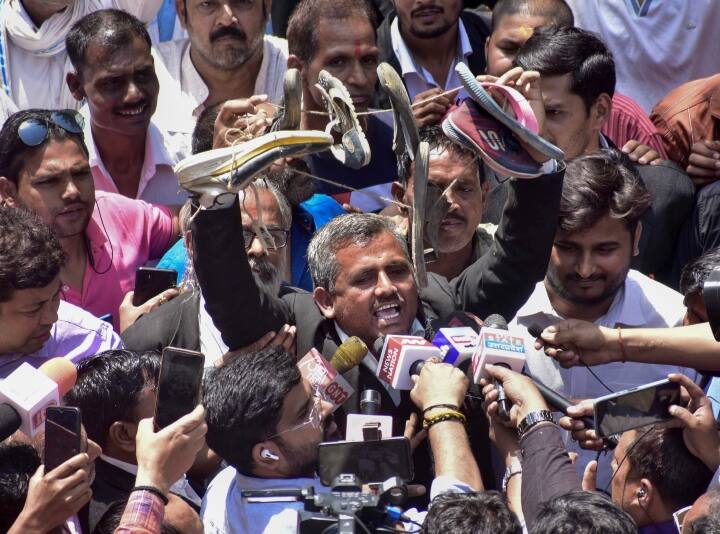 एक तरफ जहां वकील अतीक को फांसी की सजा देने की मांग कर रहे थे तो वहीं वरुण नाम का एक वकील अतीक के लिए जूतों की माला लेकर पहुंचा. उसने कहा कि वो उमेश पाल और राजूपाल के जूतों की माला लेकर आया है.