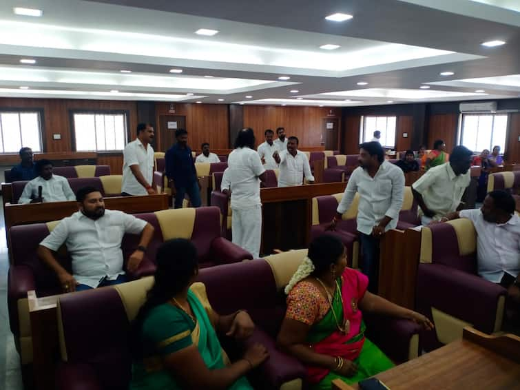 Tiruvannamalai There was a heated argument between DMK and AIADMK members while discussing the cleanliness work in Tiruvannamalai Municipality திருவண்ணாமலை நகராட்சியில் தூய்மை பணிகள் குறித்து விவாதத்தில் திமுக, அதிமுகவினர் இடையே கடும் வாக்குவாதம்