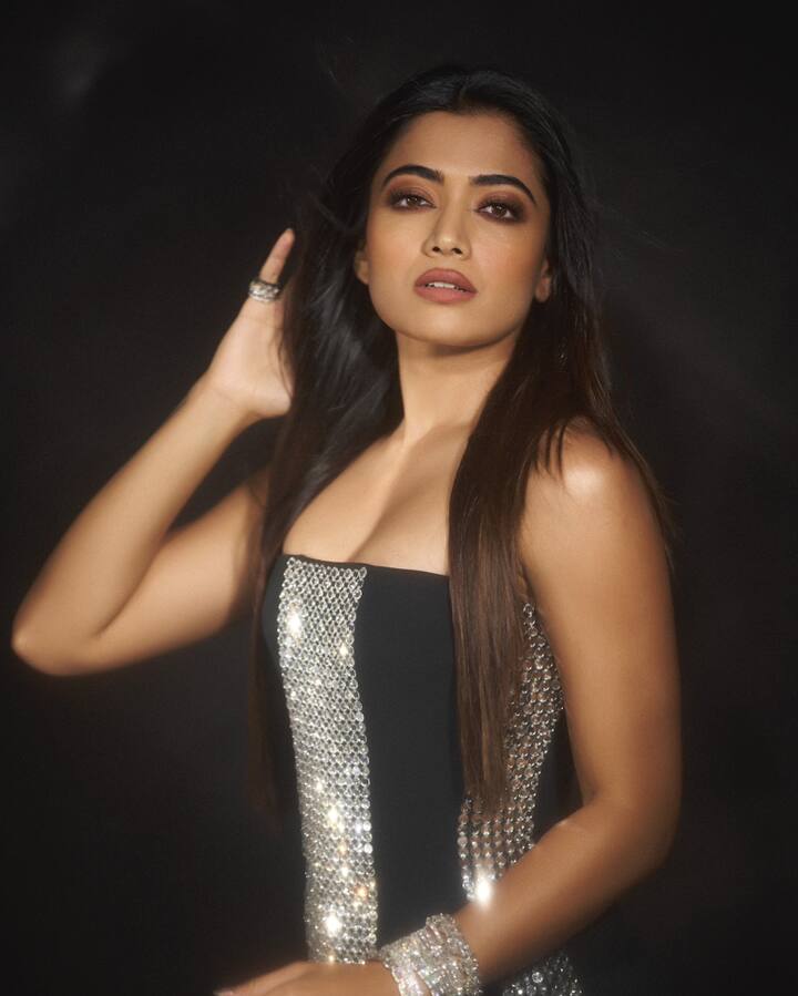 या ड्रेससोबत रश्मिकाने स्मोकी आय मेकअप आणि न्यूड लिपस्टिक असा लूक केला आहे.