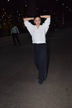 Alia Bhatt Airport Look: बेटी और पत्नी को रिसीव करने एयरपोर्ट पहुंचे रणबीर कपूर, कैजुअल लुक में सुपर क्यूट लगीं राहा की मॉम