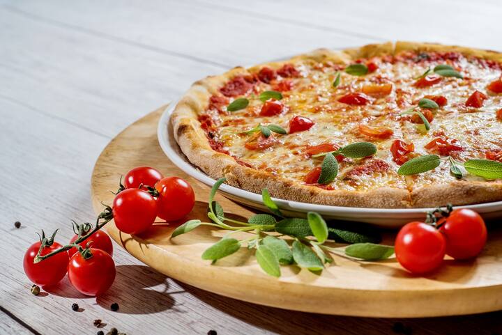 যেমন Neapolitan Pizza। ইতালির নেপলস শহরে এই ধরনের পিৎজা বানানো হত। সেখান থেকেই এমন নাম।