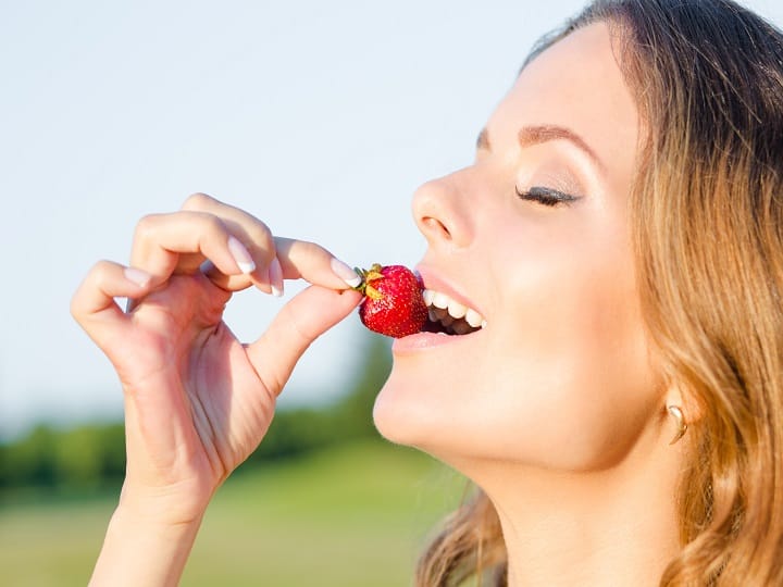 strawberry benefits for teeth Strawberry is useful in cleaning teeth Strawberry Benefits: क्या सही में दांतों को साफ करती हैं स्ट्रॉबेरी? यहां हैं इसके फायदे