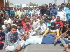 इंदौर में गेहूं का वाजिब दाम नहीं मिलने पर भड़के किसान, चक्काजाम कर किया विरोध प्रदर्शन