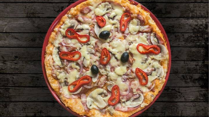 Popular Pizzas:পিৎজা খেতে ভালোবাসেন? উত্তরে অনেকেই হয়তো বলবেন, হ্যাঁ। জিবে জল আনা এই ইতালিয় পদটি সন্ধের মুখরোচক খাবার হিসেবে ছোট থেকে বড়, সকলের মধ্যেই জনপ্রিয়।