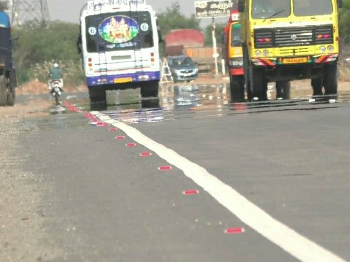 Karur: sun that scored a hundred in K. Paramathi suffered due to water from the canal TNN கரூர் க.பரமத்தியில் சதம் அடித்த வெயில் -  கானல் நீரால் வாகன ஓட்டிகள் அவதி