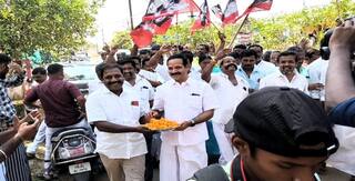 திருச்சியில் எடப்பாடி பழனிசாமியின் ஆதரவாளர்கள் பட்டாசு வெடித்து கொண்டாட்டம்