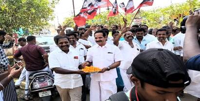Supporters of Edappadi Palaniswami celebrate with firecrackers in Trichy TNN திருச்சியில் எடப்பாடி பழனிசாமியின் ஆதரவாளர்கள் பட்டாசு வெடித்து கொண்டாட்டம்
