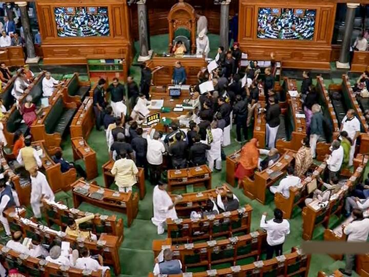 Uproar in parliament over Congress leader Rahul Gandhi Disqualification and adani issue, PM Modi Smriti Irani attacks opposition, 10 highlights Budget Session: लोकसभा-राज्यसभा में जारी रहा हंगामा, फिर काले कपड़े में नजर आए विपक्षी सांसद, पीएम मोदी बोले- ...और हमले बढ़ेंगे | बड़ी बातें