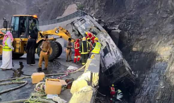 Saudi Arabia Accident Bus Carrying Haj Pilgrims Catches Fire Collision With Car Due to Brake Failure Saudi Arabia Bus Accident : रमजानच्या महिन्यात सौदी अरेबियातून वाईट बातमी! मक्केला जाणाऱ्या बसचा भीषण अपघात, 20 जणांचा मृत्यू
