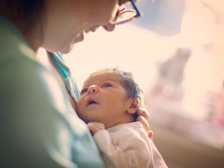 काला, सफेद या कोई और... बच्चे को सबसे पहले कौनसा रंग दिखाई देता है? Do you know at what age children start recognizing colours this is the correct answer काला, सफेद या कोई और... बच्चे को सबसे पहले कौनसा रंग दिखाई देता है?