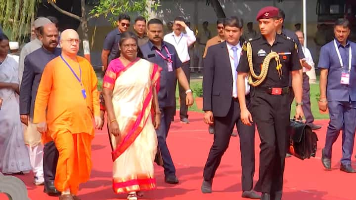 দুপুরে শান্তিনিকেতনে পৌঁছনোর কথা রাষ্ট্রপতির। মধ্যাহ্নভোজের পর আম্রকুঞ্জে বিশ্বভারতী বিশ্ববিদ্যালয়ের সমাবর্তন অনুষ্ঠানে যোগ দেবেন তিনি।