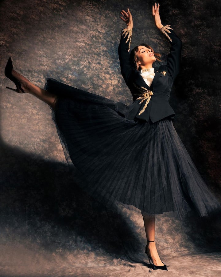 బ్లాక్ అవుట్ ఫిట్‌లో మెరిసిపోతున్న మలైకాను ఈ పిక్స్‌లో చూడవచ్చు.