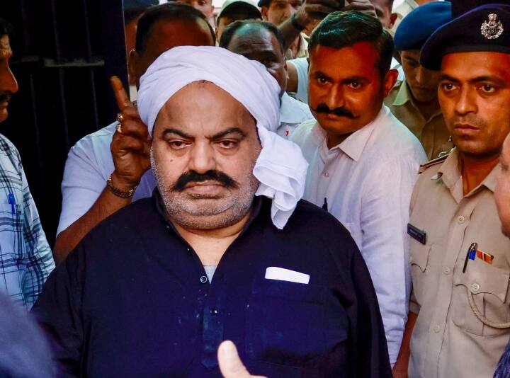 कोर्ट ने जैसे ही अतीक अहमद को सजा सुनाई. अतीक अहमद की आंखों से आंसू निकल आए. वो चुपचाप नीचे की ओर देखता रहा. वहीं अतीक के भाई अशरफ भी रोने लगा.