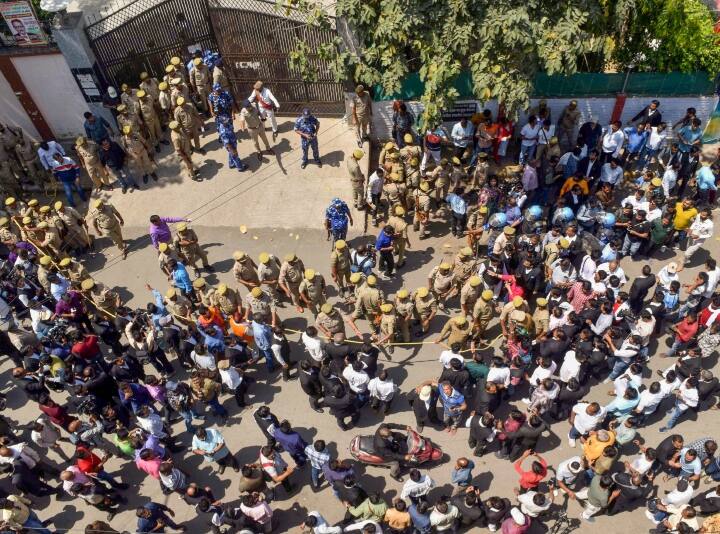 प्रयागराज कोर्ट में आज सुबह से ही इस मामले को लेकर काफी गहमागहमी देखने को मिल रही थी. मामले की गंभीरता को देखते हुए अदालत के बाहर बड़ी संख्या में सुरक्षा बलों को तैनात किया गया ताकि कोई गड़बड़ न हो सके.