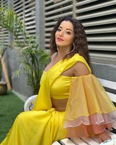 Monalisa : लाल भडक, पिवळी धमक... मोनालिसाचा सोशल मीडियावर कल्ला