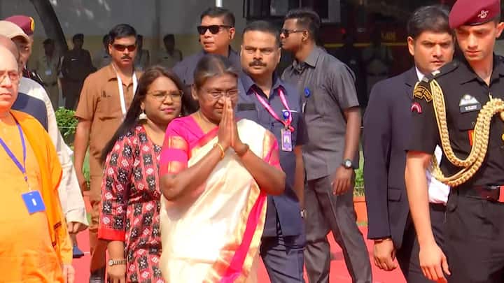 দু’দিনের সফরে কলকাতায় এসেছেন রাষ্ট্রপতি দ্রৌপদী মুর্মু।প্রথমদিনই তাঁকে নাগরিক সম্বর্ধনা জানানো হয়।