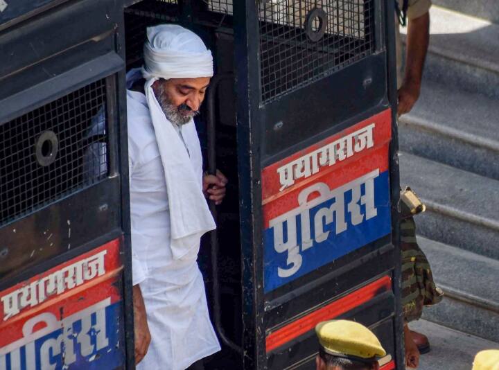 अतीक अहमद को जब कोर्ट में पेश किया गया तो उस वक्त कोर्ट परिसर में जबरदस्त भीड़ थी, बड़ी संख्या में वकील, सुरक्षा बल और मीडिया कर्मी वहां मौजूद थे.