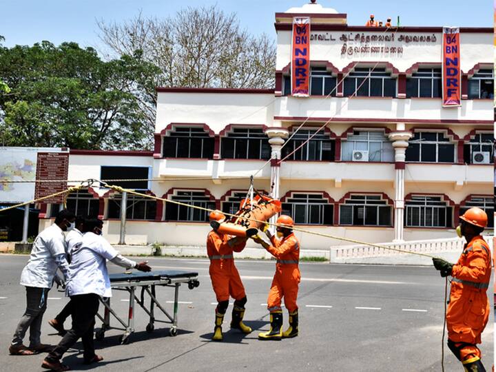 tiruvannamalai National Disaster Response Force drills on how to rescue people in distress during disasters TNN நிலநடுக்கத்தின் போது கட்டிடங்களில் சிக்கியவர்களை எப்படி மீட்பது? -  தேசிய பேரிடர் மீட்புப் படை ஒத்திகை