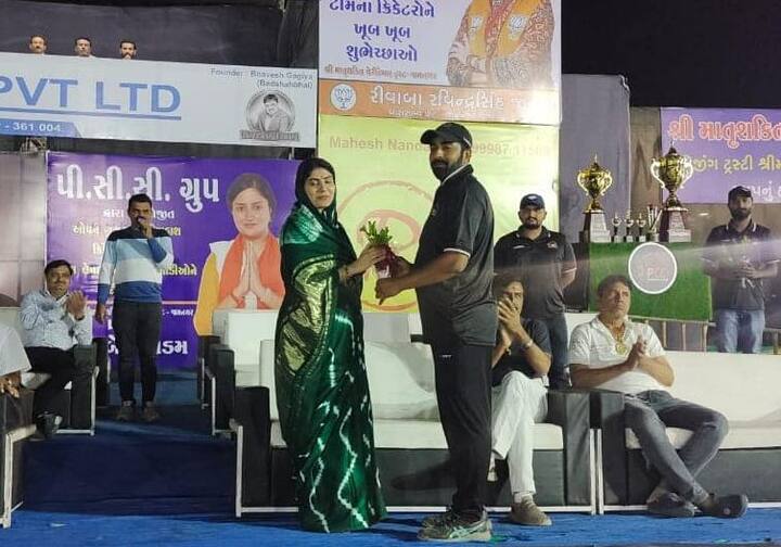 આ પ્રસંગે શહેર ભાજપ મહામંત્રી મેરામણભાઈ ભાટું અને ભાજપના આગેવાન તથા ઉદ્યોગ જગતમાં અગ્રણી એવા જીતુભાઇ લાલ હાજર રહ્યા હતા.