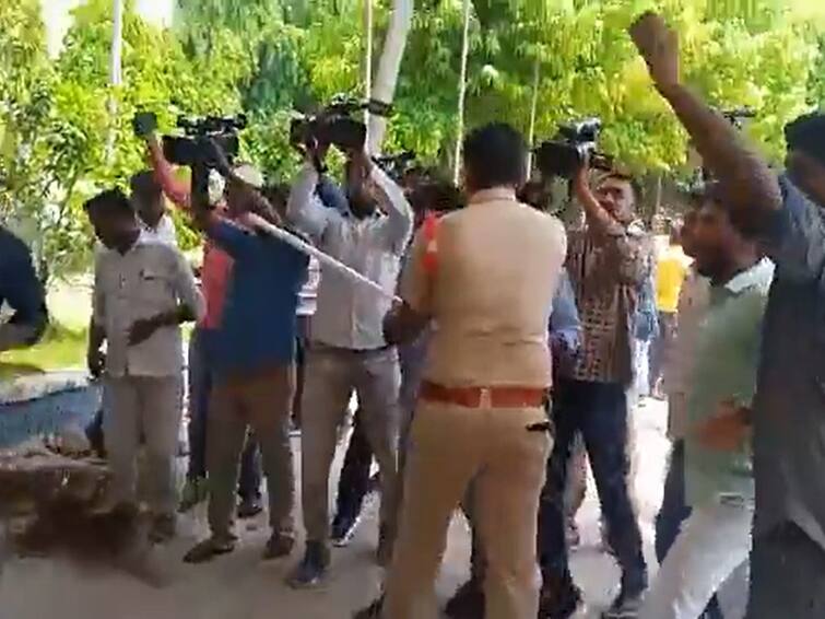Hanamkonda Kakatiya University Students protests against cancelling Meeting Kakatiya University: హన్మకొండ కాకతీయ వర్సిటీలో ఉద్రిక్తత, బీభత్సం చేసిన విద్యార్థి సంఘం నేతలు