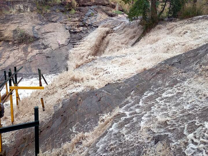 Theni Increase in water flow in Kumbakarai Falls. Tourists are again banned from bathing TNN தேனி: கும்பக்கரை அருவியில் நீர்வரத்து அதிகரிப்பு - சுற்றுலா பயணிகள் குளிக்க மீண்டும் தடை