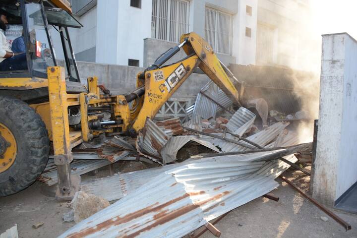 उच्च न्यायालयाने सिडकोतील अतिक्रमणे काढण्याचे आदेश दिले आहेत. त्यानुसार महापालिकेने महिनाभरापूर्वी सिडकोत अतिक्रमण हटाव मोहीम हाती घेतली.