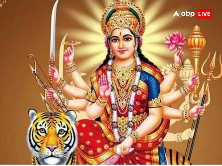 नवमी तिथि को दुर्गा रक्षा स्त्रोत का पाठ करने से भी माता रानी प्रसन्न होती है. इस उपाय को करने से आर्थिक तंगी दूर हो जाएगी.