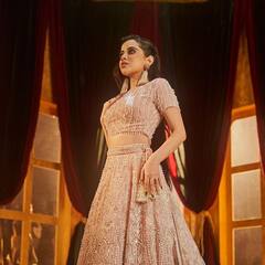 Uorfi Javed Photos: लहंगा पहन कैमरे के सामने आईं उर्फी जावेद, शाही अंदाज देखकर कोई भी हो जाएगा फिदा