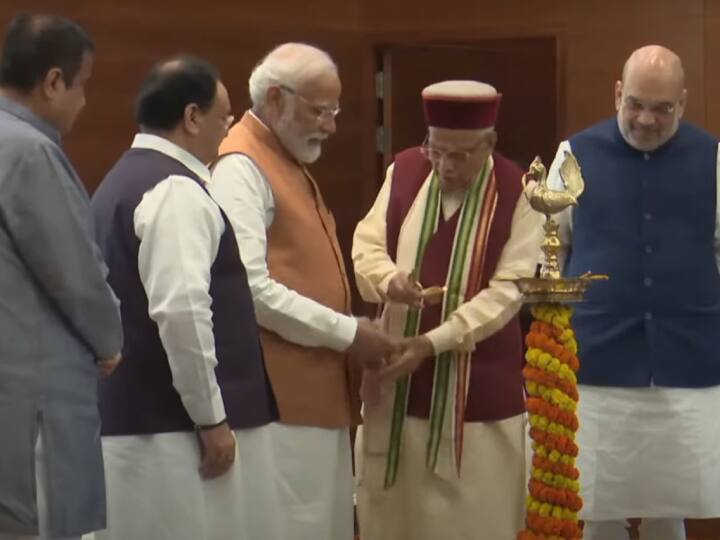 पीएम मोदी के साथ बीजेपी के दिग्गज नेता मुरली मनोहर जोशी की तस्वीरों की सबसे ज्यादा चर्चा हुई. दोनों नेता काफी गर्मजोशी के साथ एक-दूसरे से मिलते नजर आए.