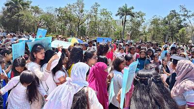 शिवाजी विद्यापीठाच्या 59 व्या दीक्षान्त समारंभानिमित्त पदवीसमवेत छायाचित्रे काढून घेण्यासाठी छत्रपती शिवाजी महाराज वर्तुळ उ्द्यानामध्ये झालेली विद्यार्थिनींची गर्दी.