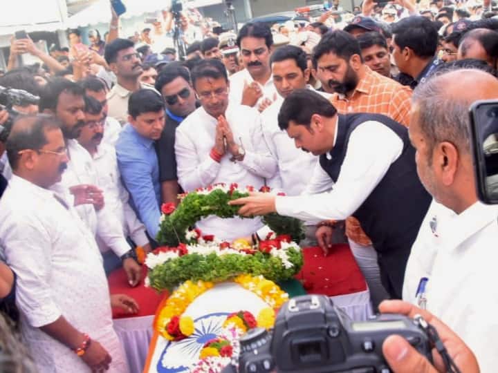 बापट अंतिम बार 26 फरवरी को सार्वजनिक तौर पर देखे गए थे जब वह व्हीलचेयर पर बैठकर कस्बा पेठ विधानसभा उपचुनाव के लिए वोट डालने पहुंचे थे. तब विपक्ष ने बीजेपी पर बापट के स्वास्थ्य के साथ खिलवाड़ करने का आरोप लगाया था.