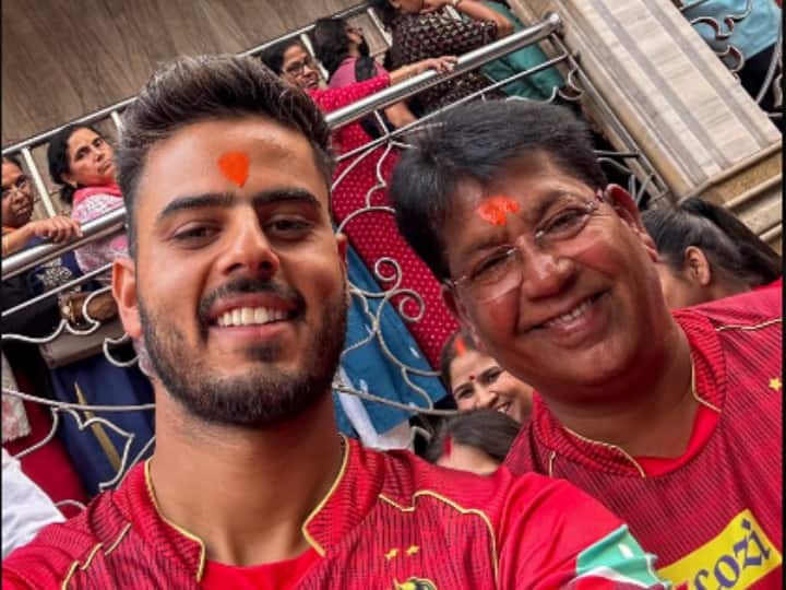 KKR interim skipper Nitish Rana visits Kalighat Temple in Kolkata with coach Chandrakant Pandit pics on instagram Nitish Rana KKR: आईपीएल शुरू होने से पहले कालीघाट मंदिर पहुंचे नीतीश राणा-चंद्रकांत पंडित, देखें वायरल तस्वीरें